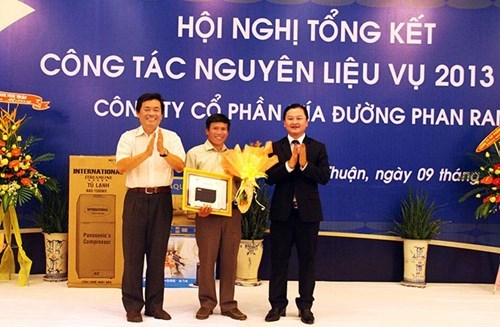 Chủ tịch UBND tỉnh trao giải nhất cho anh Đoàn Quang Nông